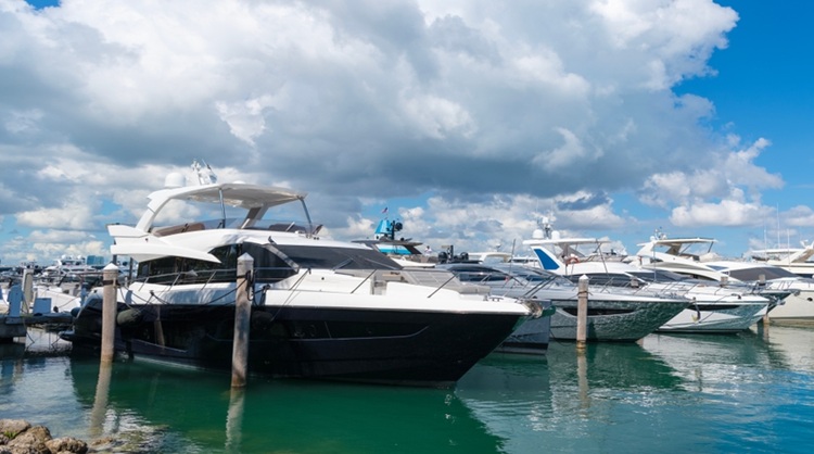 marina com barcos de luxo