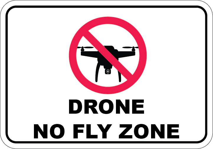 Placa de aeroporto com aviso de área proibida para drones – no drone fly zone.